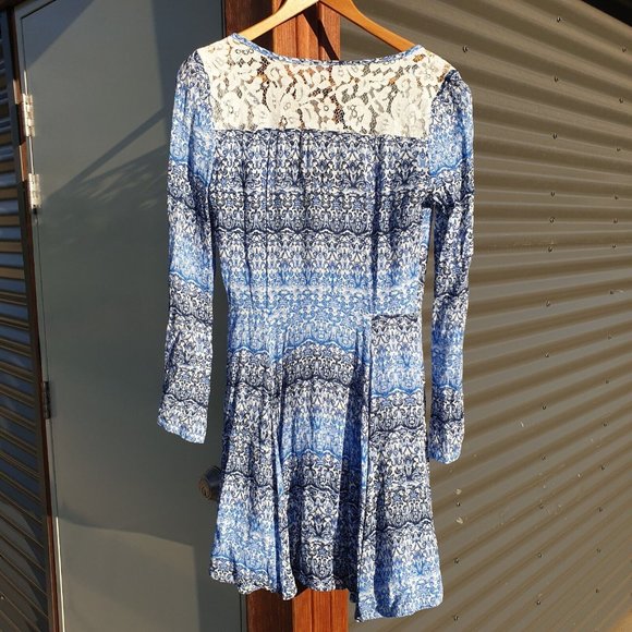 Tigerlily 8 Blue Paisley Crepe embroidered Lace button cool tones flowy Dress - Picture 9 of 13